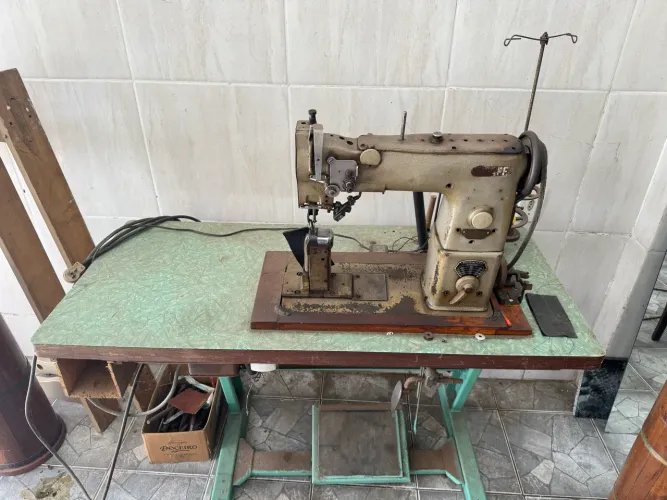 Máquina de costurar couro