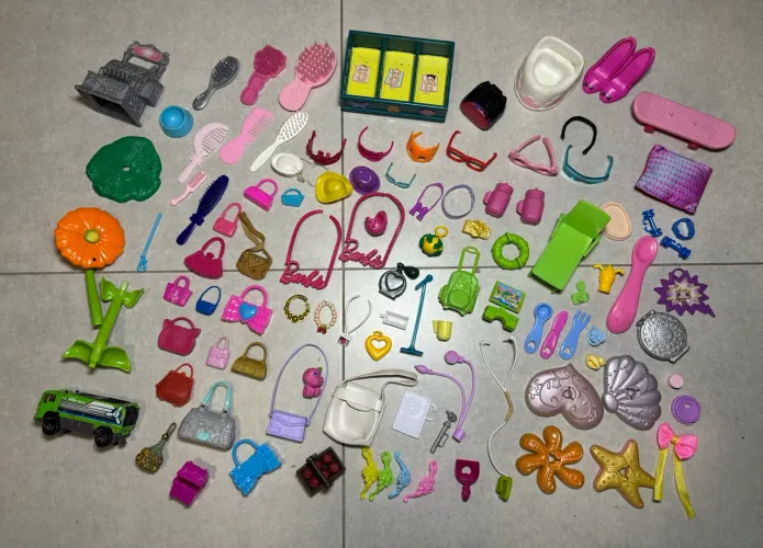 Lote de acessórios boneca barbie polly entre outros brinquedos