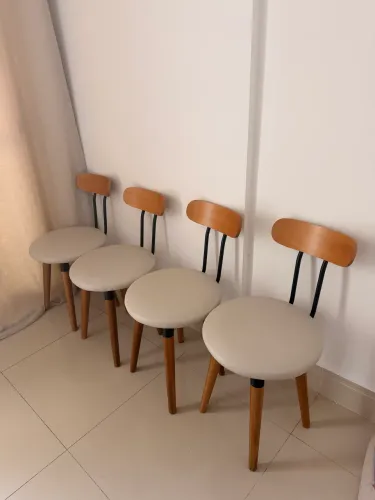 Vendo 4 cadeiras lindas e modernas