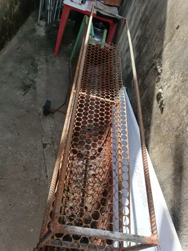 Vende-se churrasqueira e banca de ferro