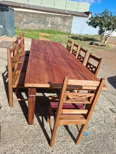 Mesa com 10 cadeiras