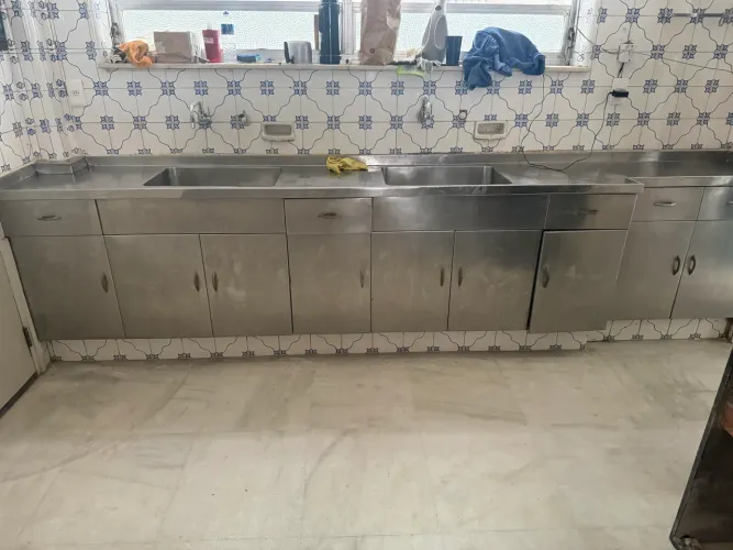 Bancada Industrial em Aço Inox com Duas Cubas, Gavetas e Armários