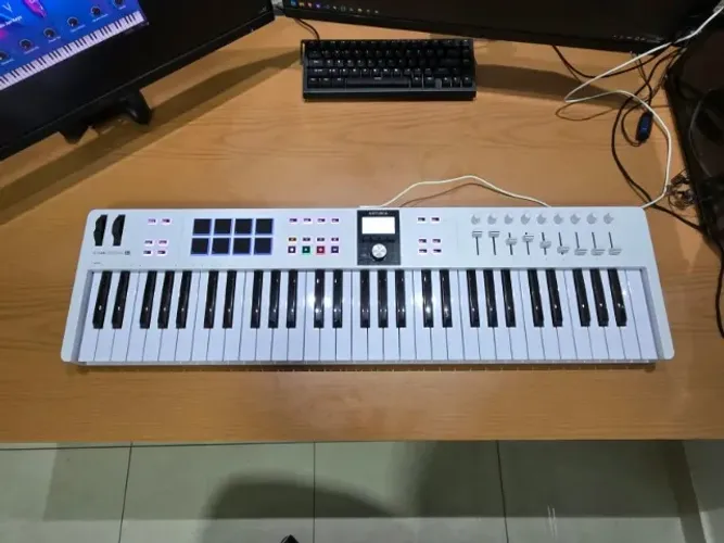 Teclado Arturia Keylab Essential 61 Mk3 Branco - Controlador MIDI