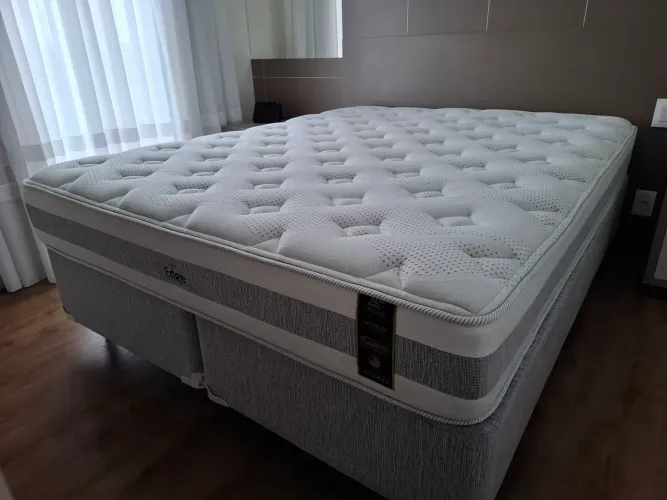 Cama Queen Size - Marca Americana, Semi Nova 
