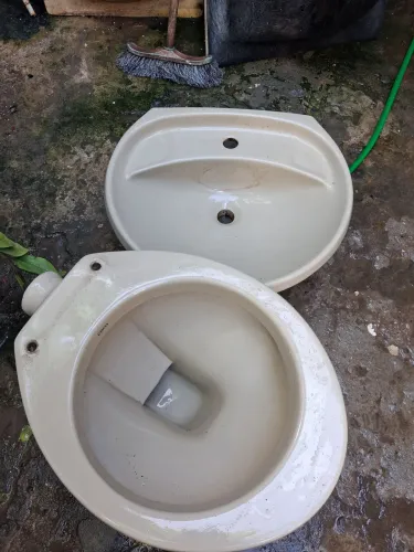 Conjunto de banheiro pia e vaso sanitário antigo