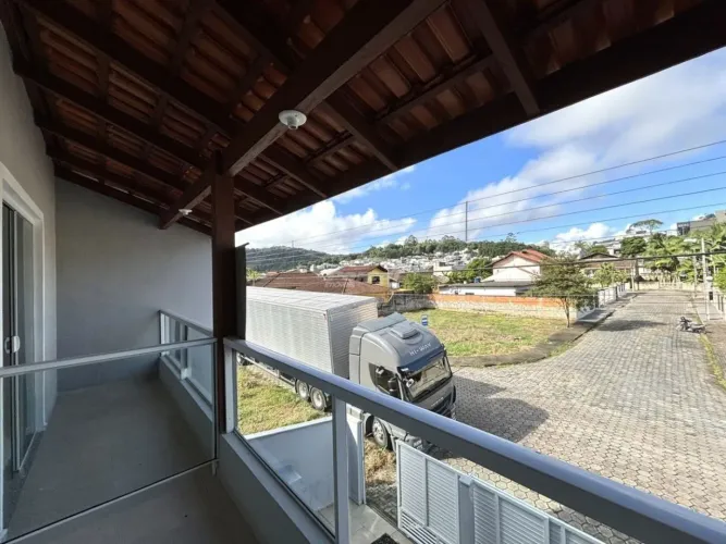 Sobrado com duas vagas bem localizado na Itoupava Central