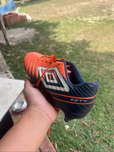 Chuteira da umbro semi-nova