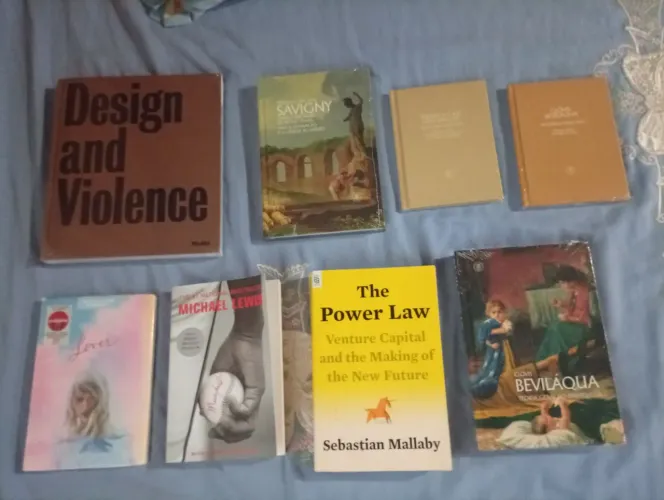 Vende-se lote de livros novos cada livro custa mais de 100 reais, são novos lacrados