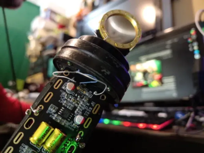 Microfone U87 em carcaça de um SANSON
