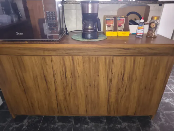 Buffet 4 portas<br>Em perfeito estado 1,36 x 44x 75 (largura x profundidade x altura)