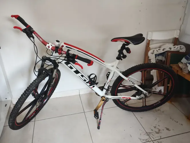 Bike com rodas de Magnésio 21v Alumínio especial Semi nova 