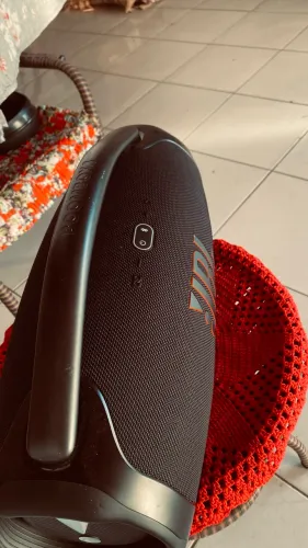 Bombox JBL, seminova, poucos meses de uso! Impecável.