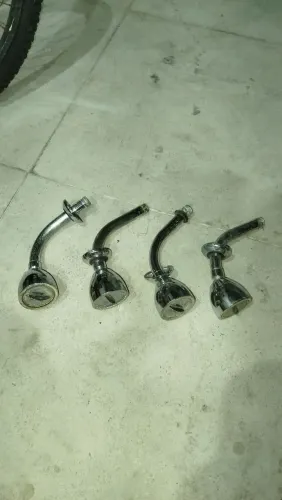 Chuveiro de metal marca Deca