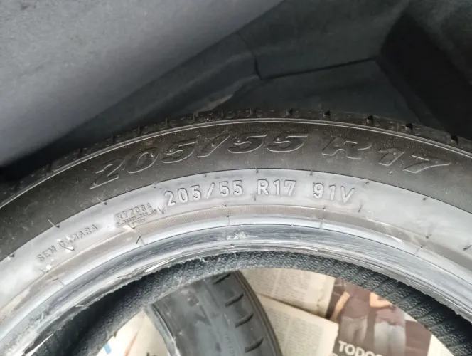 Vendo dois pneus 205/55/17 em bom estado