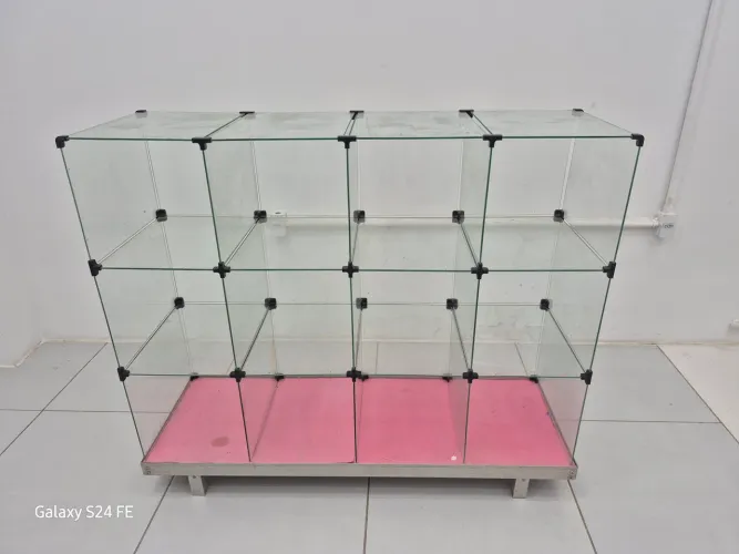 Vende-se vitrina de vidro (usada), bem conservada.