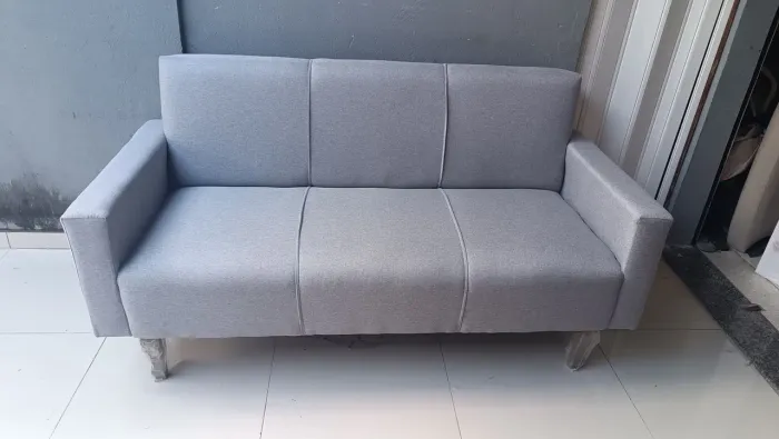 Sofá Luiz XV 3 lugares tecido linho 