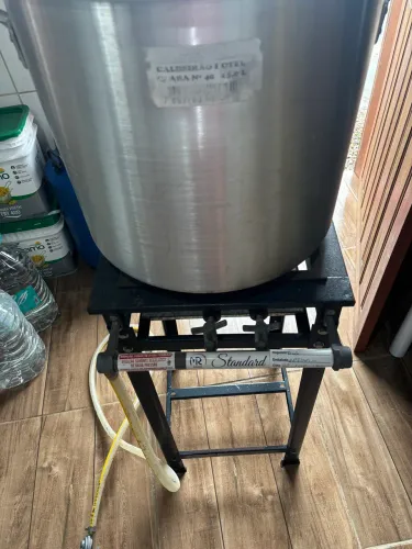 Vende fogão de uma boca e uma panela grande