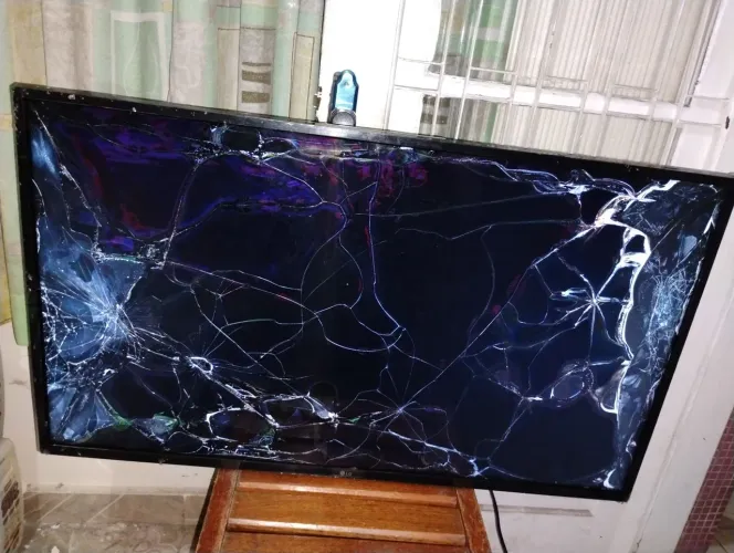 TV LG LED SMart 43 Polegadas Modelo 43UN731COSC Tela trincada Ligando 