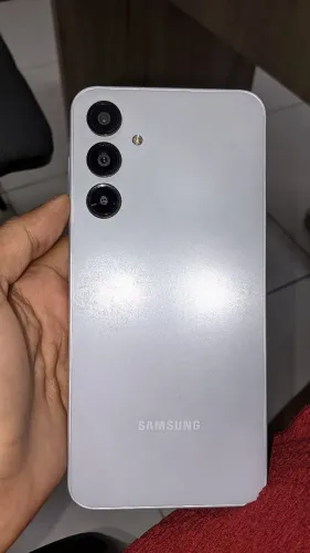 Celular semi-novo, tela trocada 1 vez, pequenas marcas de uso na traseira e nas laterais. 