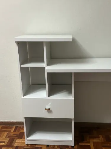 Mesinha branca para estudos