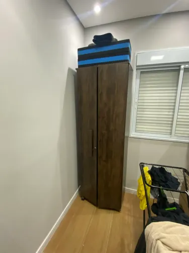Armário multiuso com rodas