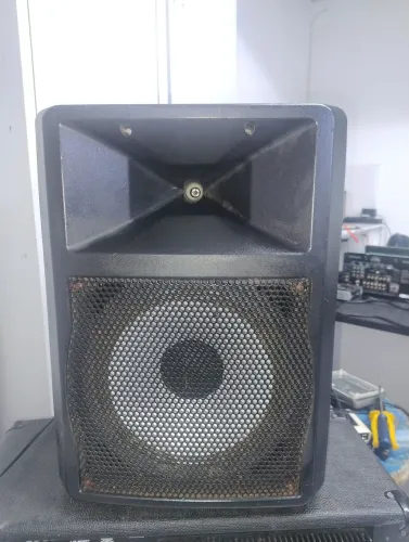 Caixa amplificada, em ótimas condições de uso, em garantia de 3 meses ( marca GEMINI)