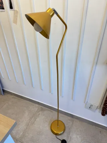 Vendo luminária / abajur de pé, 1,50cm de altura por apenas R$140,00