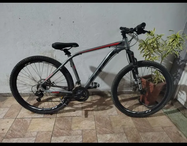 Bicicleta Aro 29, Grafite, 21 marchas, em excelente estado de conservação.