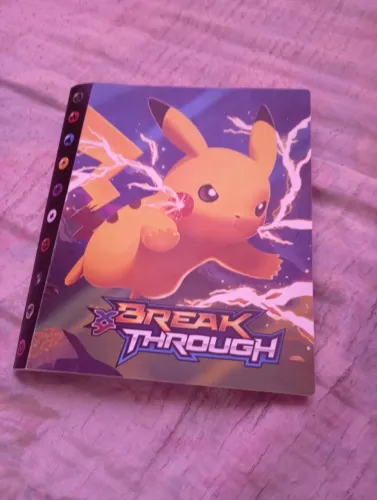 Vendo ou troco cartas e fichário pokémon com cartas super raras