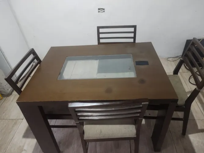 Conjunto de mesa com 4 cadeiras 