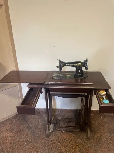 Máquina de costura Singer com mesa!