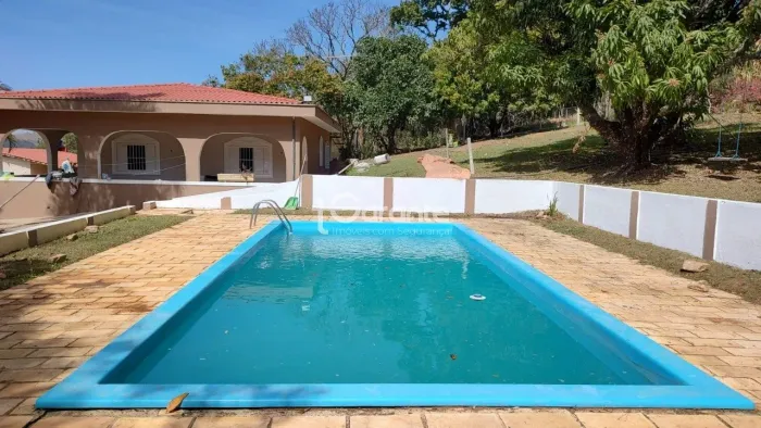 Chácara em Atibaia com piscina, lazer completo, muita área verde