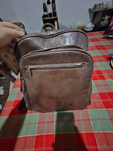 Mochila de couro real importada.