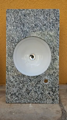 Bancada em Granito Ocre Itabira para banheiro com cuba de louça medindo 70x40 cm