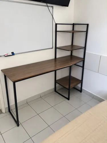 Mesa de escritório com estante integrada