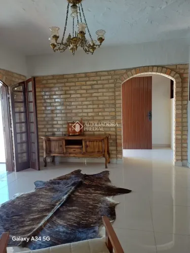 Casa residencial à venda no bairro Abraão com 240 m² e 5 dormitórios/quartos disponíveis.