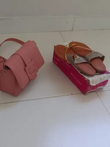 Kit Feminino Bolsa Transversal Rosa + Sandália Rasteirinha Caramelo
