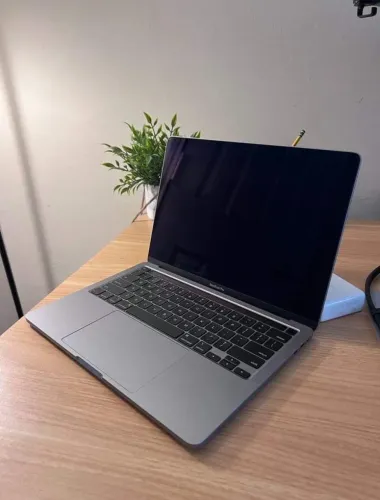 MACBOOK PRO 17 TOUCH BAR