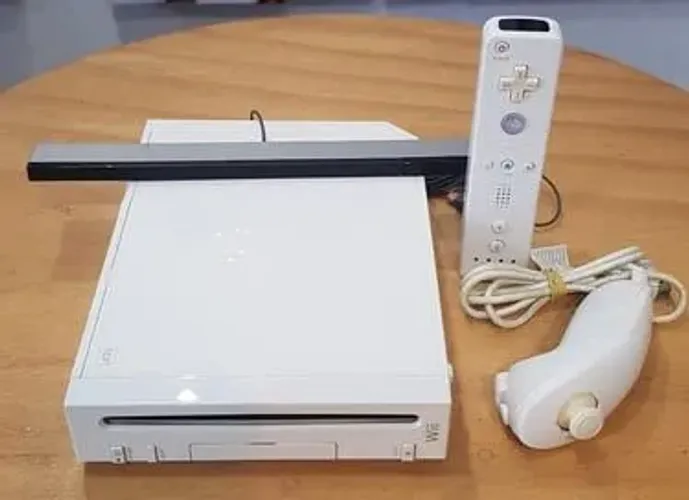 Nintendo wii acompanha 1 controle wii remote e nunchuk