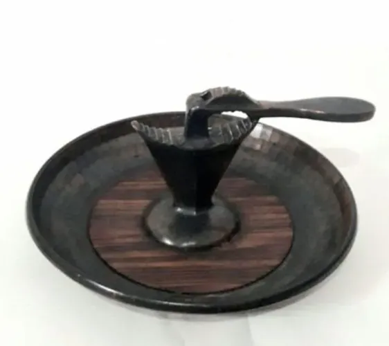 Quebra nozes antigo_ vintage em bronze 