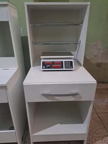 Móvel com balança comercial