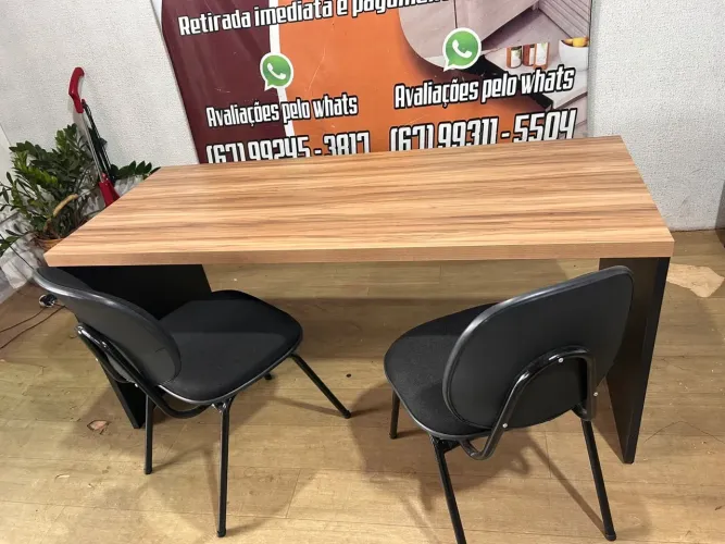 Mesa para escritório com duas cadeiras