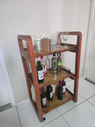 Barzinho de bebidas com rodinhas