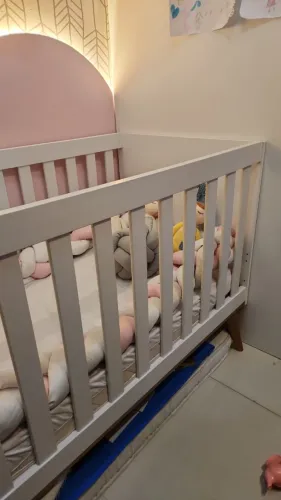 Berço com 2 alturas que vira cama