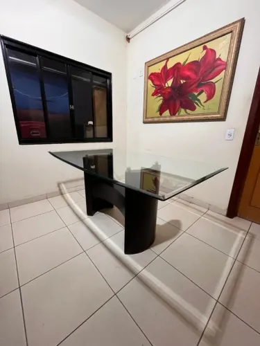 Mesa tampo de vidro com base em madeira