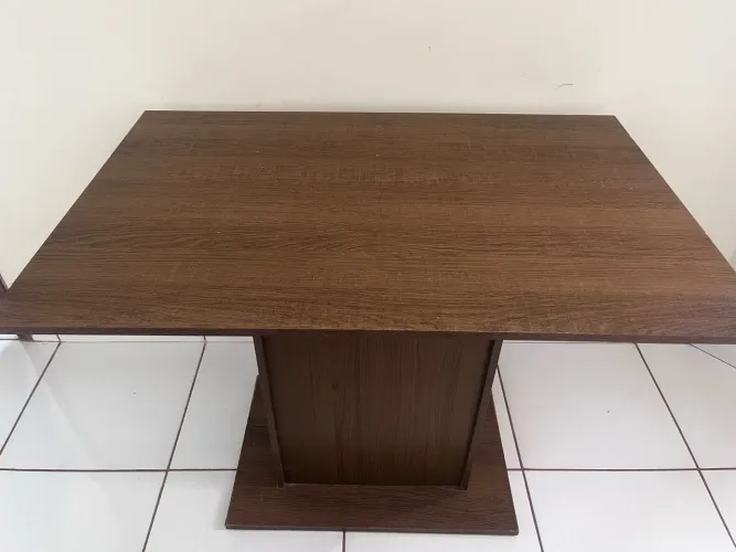 Mesa com quatro cadeiras
