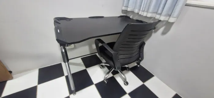 mesa de escritório com cadeira giratória