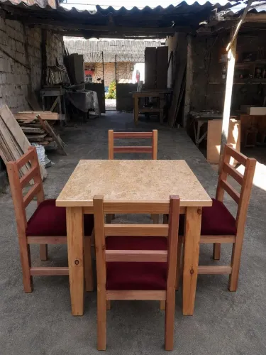 Mesa de jantar jogo. Madeira
