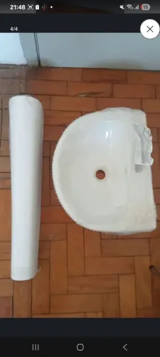 Pia e coluna de banheiro