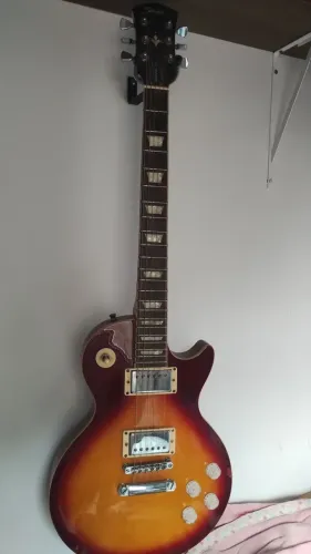 Vendo guitarra modelo Las pol retirar em INHUMAS